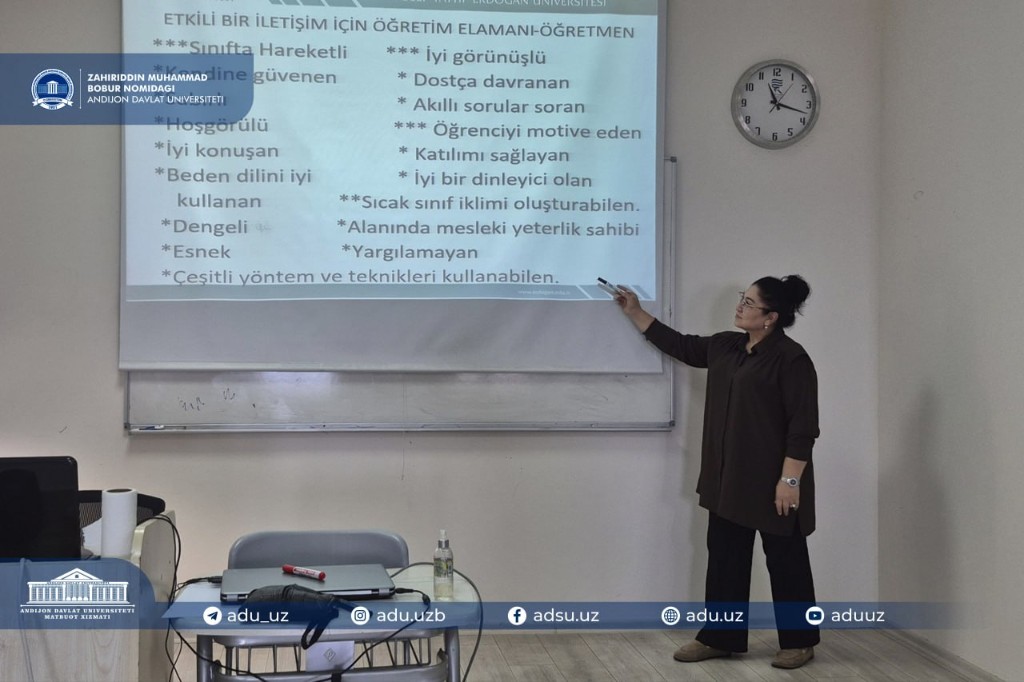 Trener auditoriyada professional trening o‘tkazmoqda